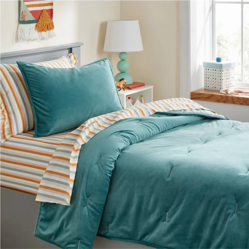 PILLOWFORT NWT velvet kids quilt -teal green -twin